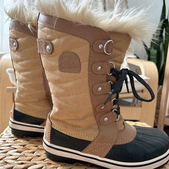 Youth sorel tofino boots size 2 - Picture 4 of 6